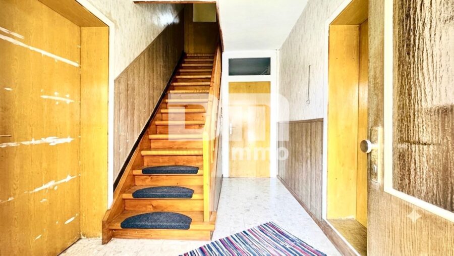 Großzügiges Einfamilienhaus mit moderner Heizung + Kachelofen in Arenshausen - EG Flur / Diele / Haupteingang